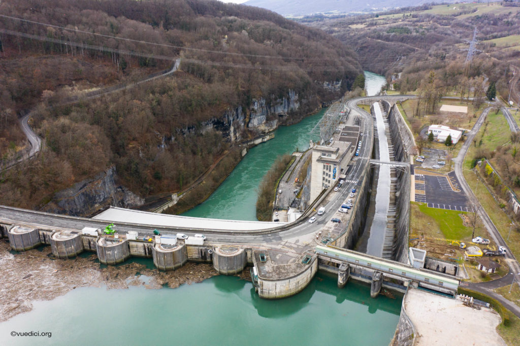 Opération de nettoyage au barrage de Genissiat (01)